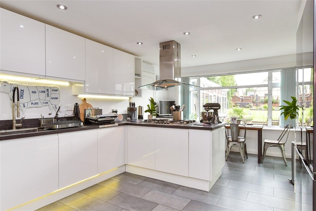Property photo 3 of 7 Kitchen