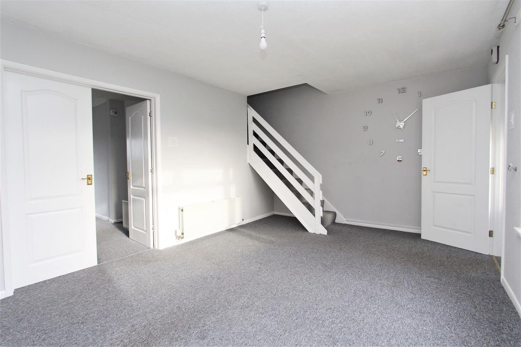 Property photo 3 of 13 Lounge 2