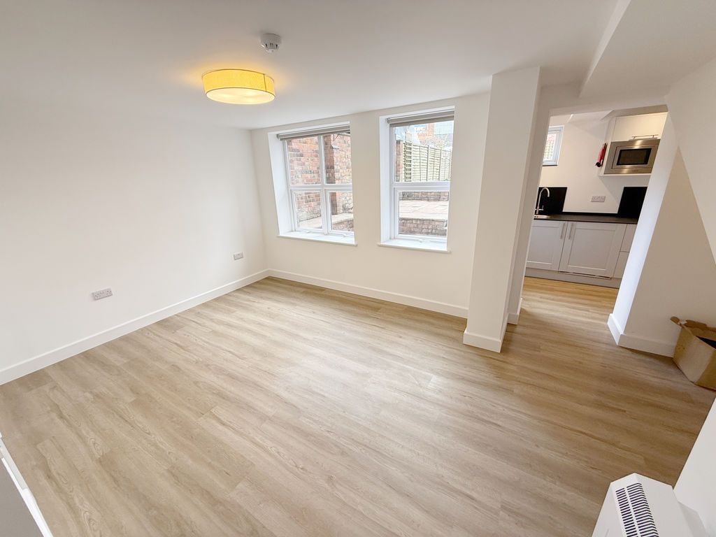 Property photo 3 of 8 Living Room / Bedroom