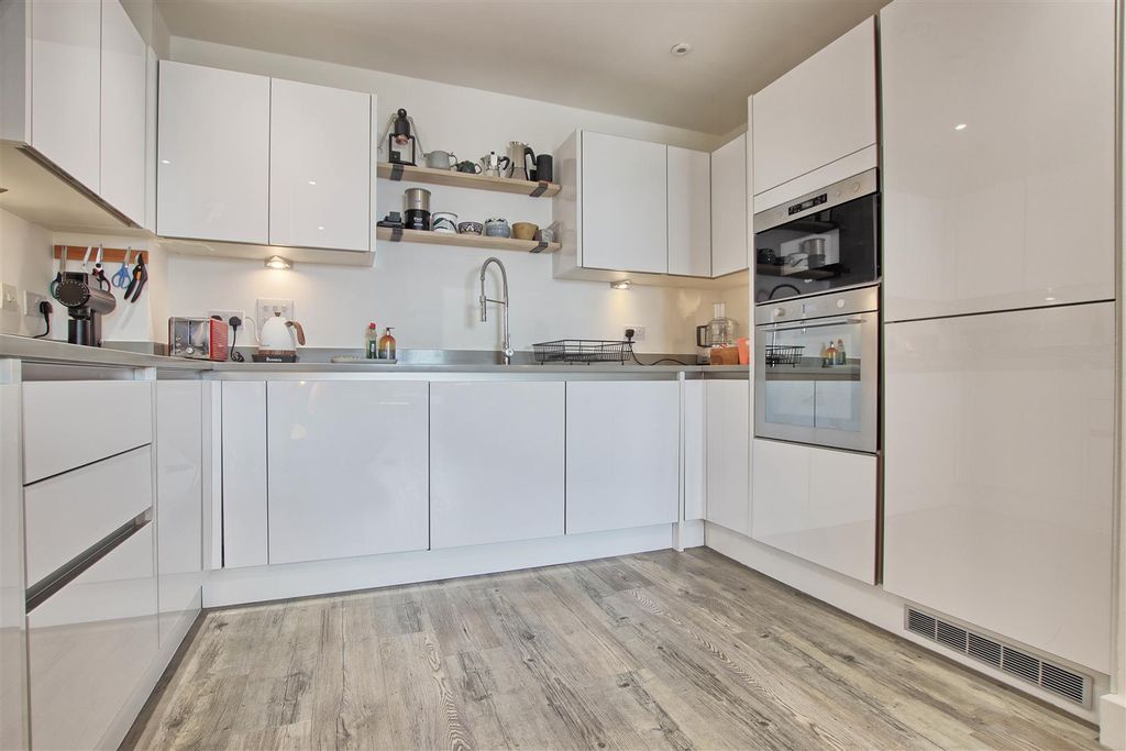 Property photo 3 of 16 Kitchen 2.Jpg