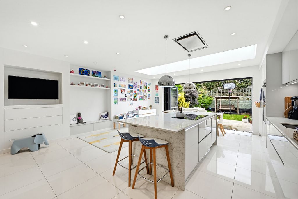 Property photo 2 of 30 Kitchen