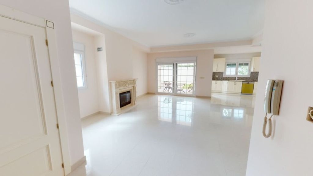 Property photo 2 of 32