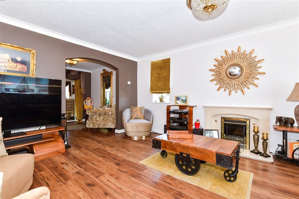 Property photo 1 of 16 Lounge