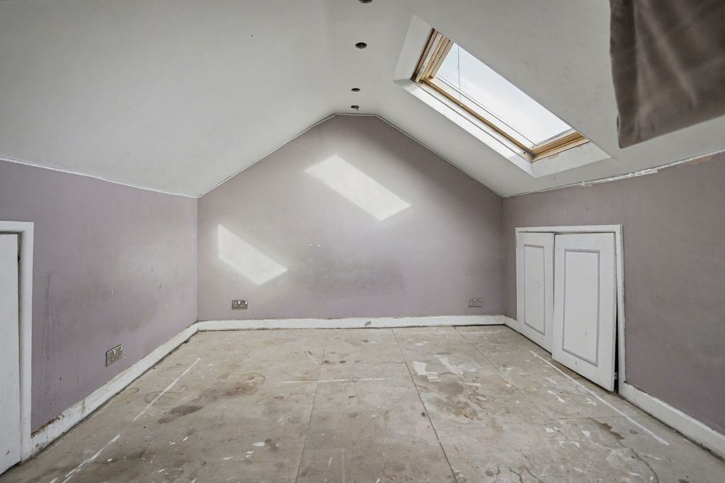 Property photo 3 of 15 11B Ecclesbourne Road, Thornton Heath, Surrey, Cr7 7Bp