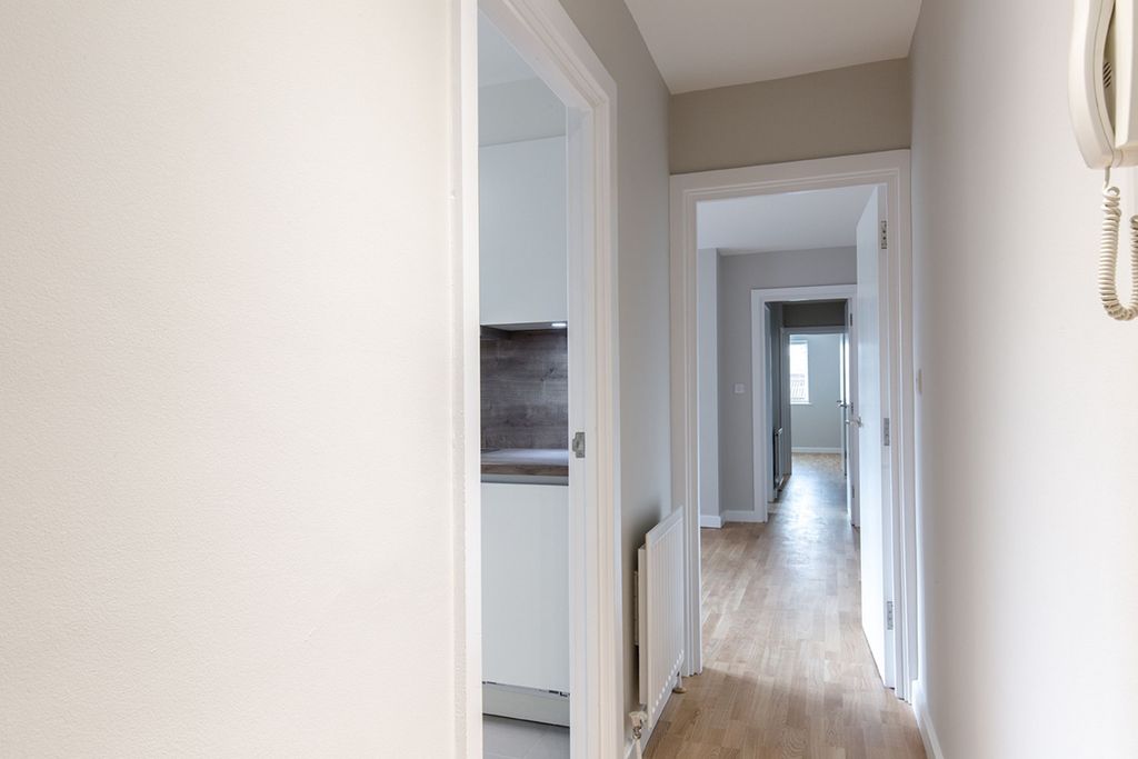 Property photo 3 of 10 Hall (Example)