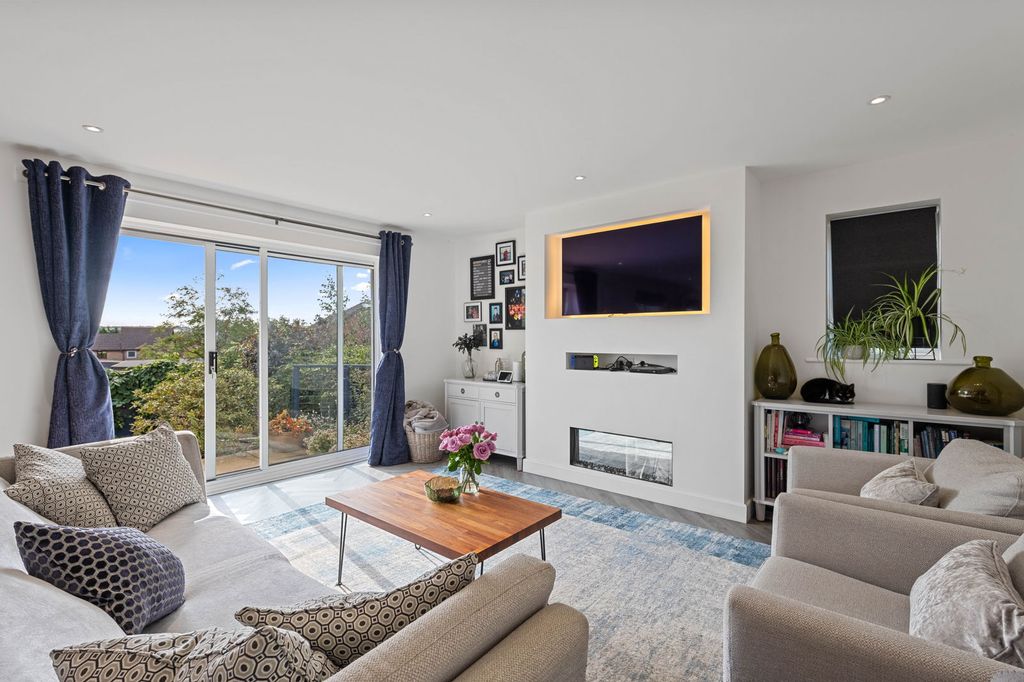 Property photo 3 of 28