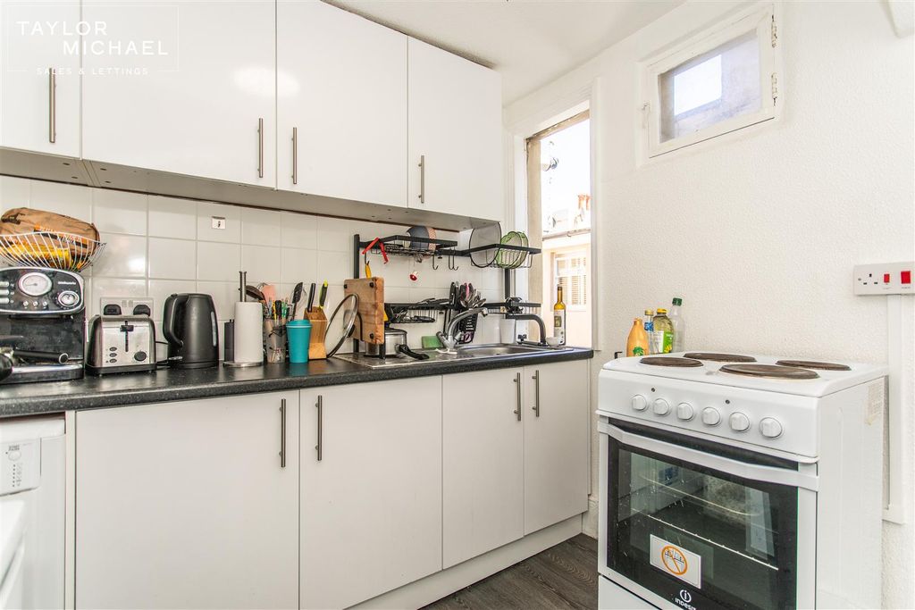Property photo 3 of 10 Kitchen