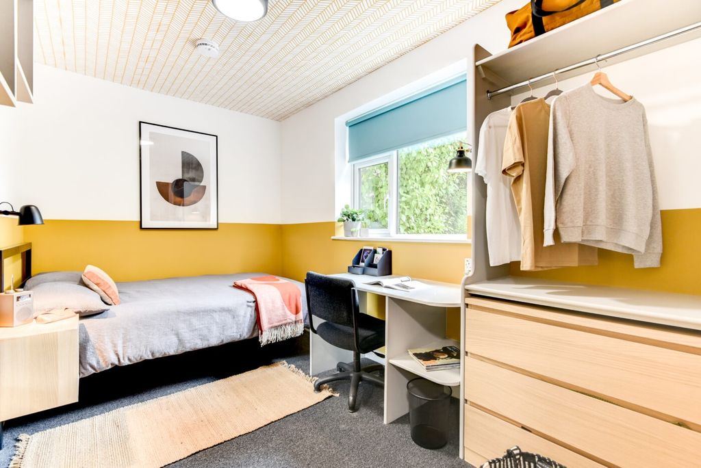 Property photo 1 of 6 Bright, Well-Styled Single Bedroom With A Comforta...