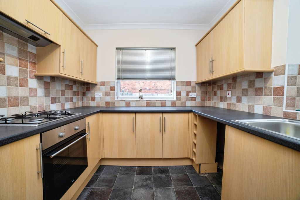 Property photo 3 of 17 Kitchen