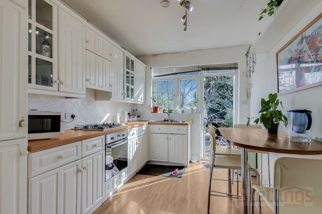 Property photo 3 of 8 Gallery