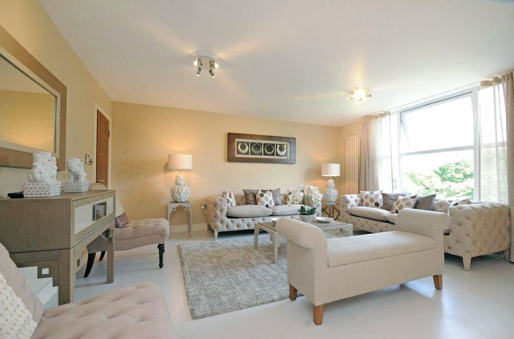 Property photo 1 of 9 Reception Area