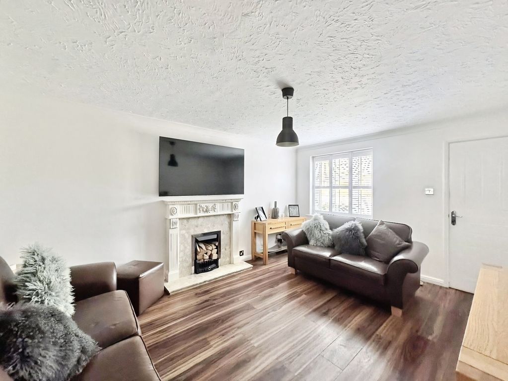 Property photo 3 of 18 Living Room