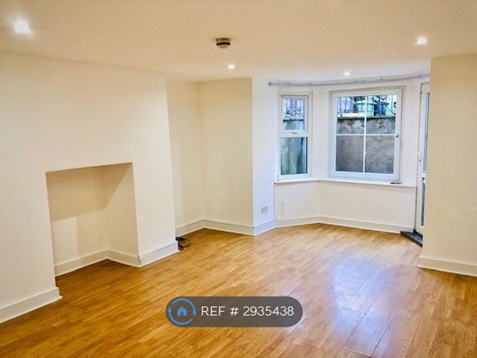 Property photo 1 of 11 Lounge/Living Room