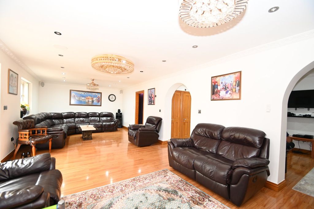 Property photo 3 of 16 Reception