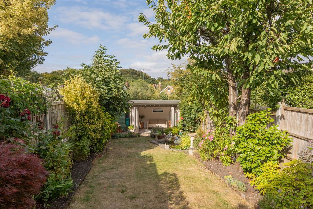 Property photo 3 of 40 Smarts Lane, Ig10