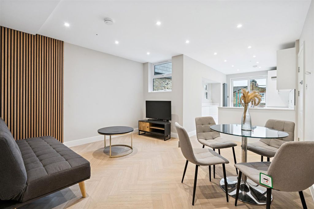 Property photo 1 of 8 Flat 3 20 Hoyle Road Reception 1.Jpg