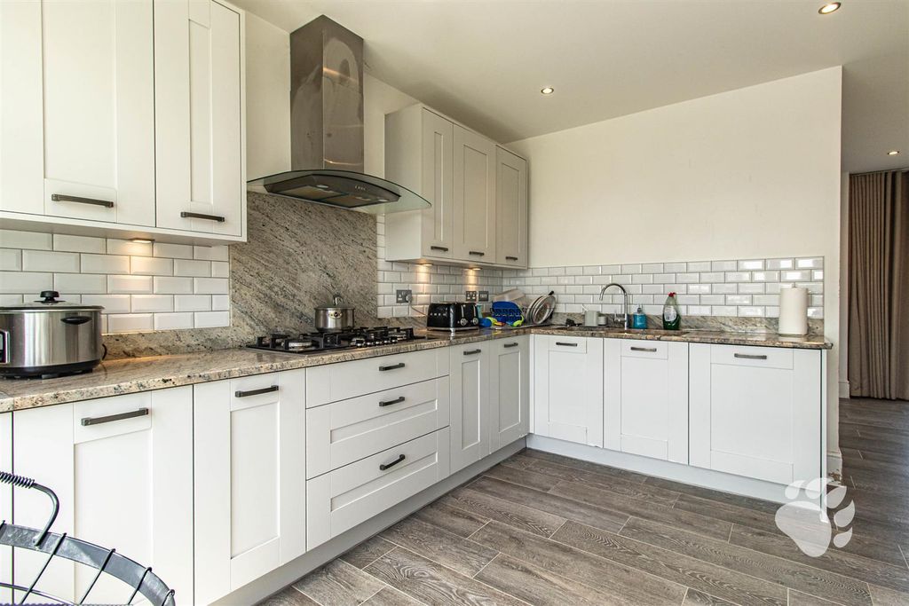 Property photo 3 of 33 Kitchen