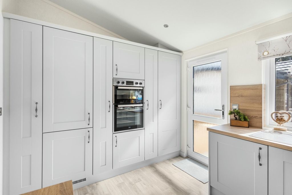 Property photo 2 of 9 2c0Caa2A16c54c4082c86F5d9Be1E387A970E7c6612Cfe301F