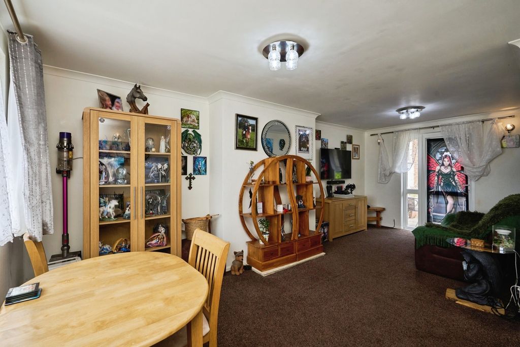 Property photo 3 of 9 Lounge