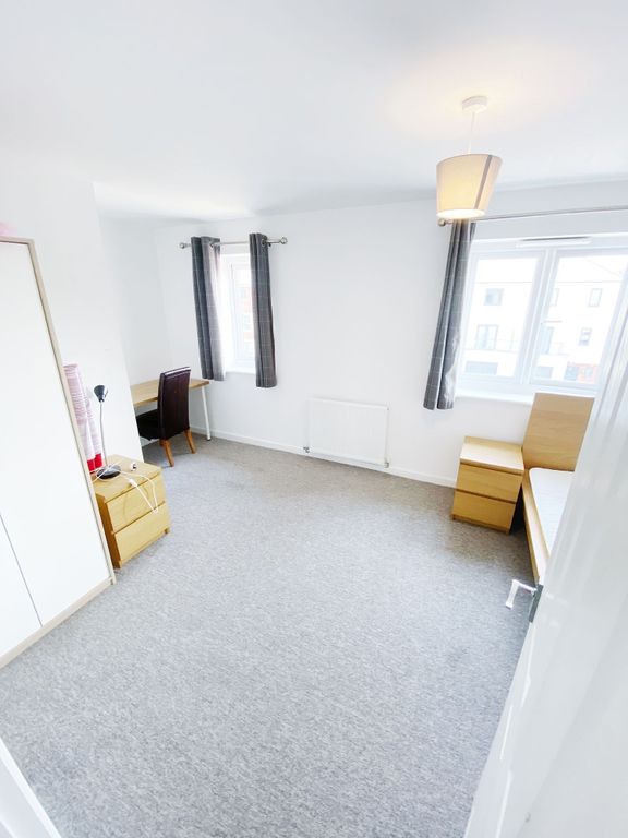 Property photo 3 of 14 Bright, Freshly Decorated Bedroom With Two Windows...