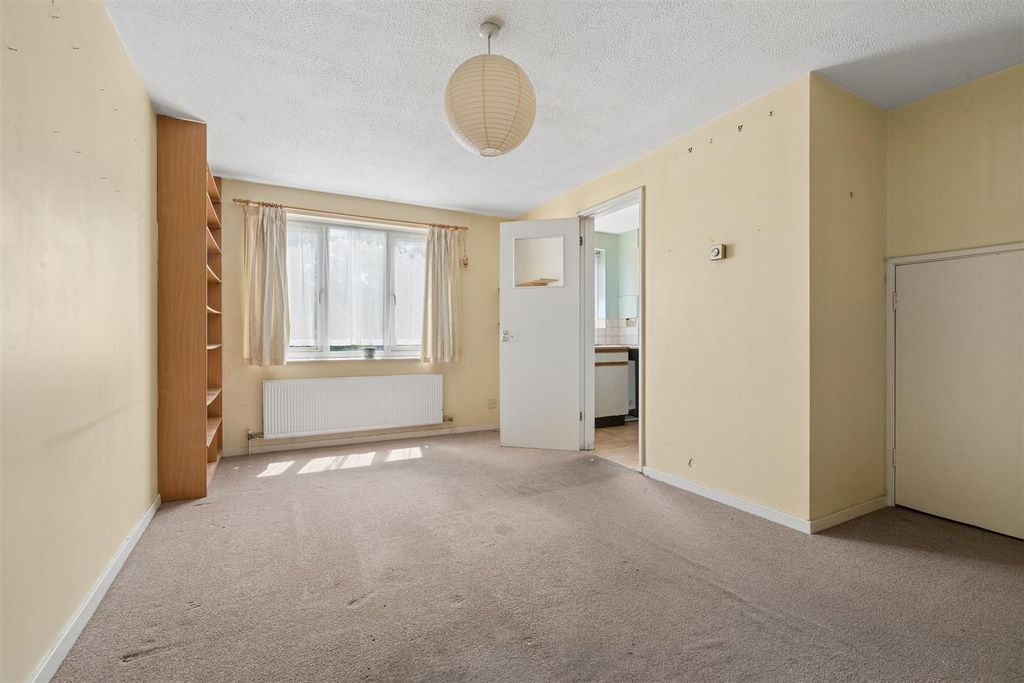 Property photo 2 of 11 75 Hogarth Crescent Sw19 2Uf Reception 2.Jpg
