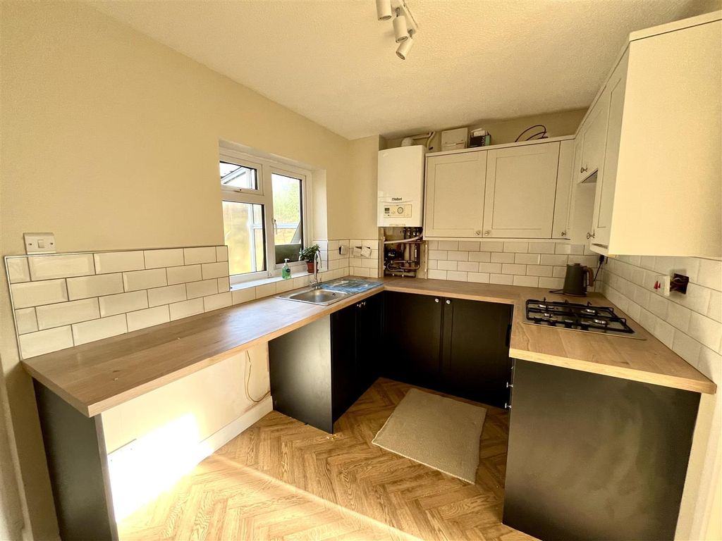 Property photo 2 of 7 Kitchen