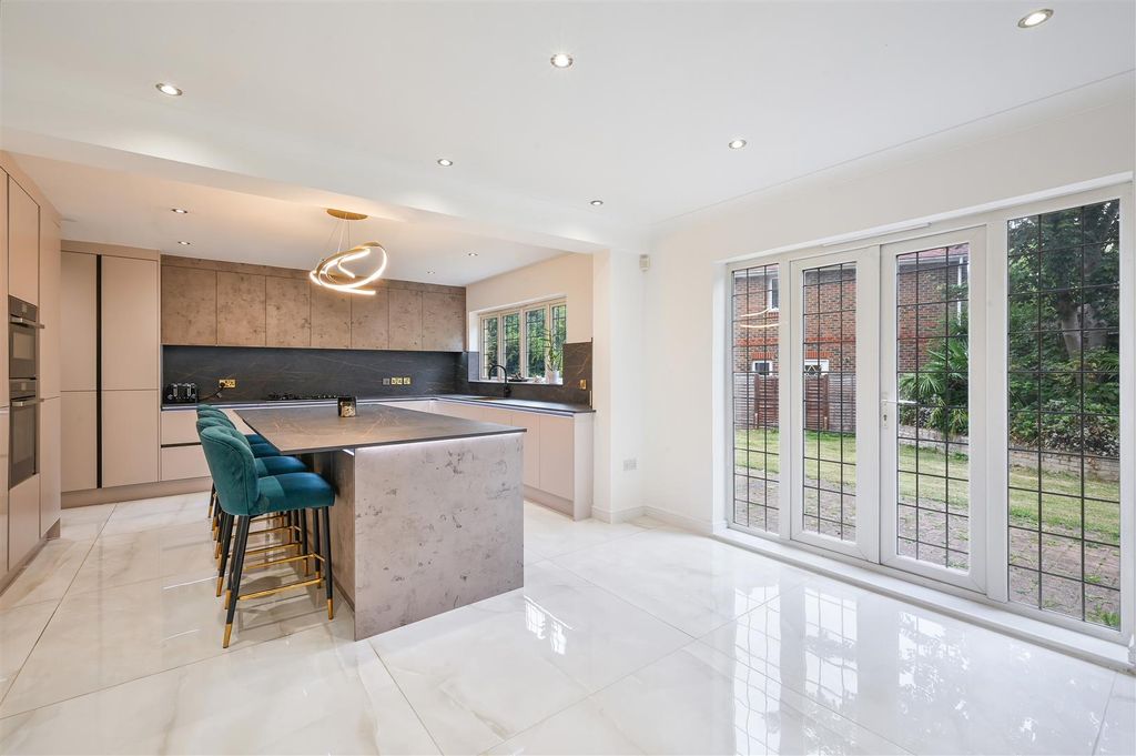 Property photo 3 of 26 Oakwood Avenue, 10- (10).Jpg