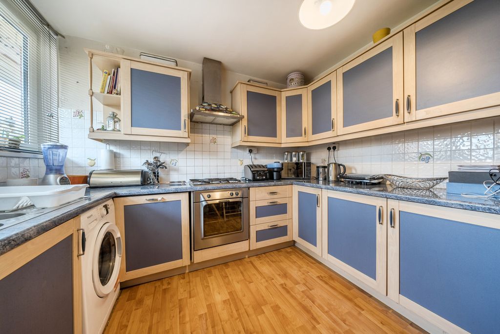 Property photo 3 of 17 Kitchen