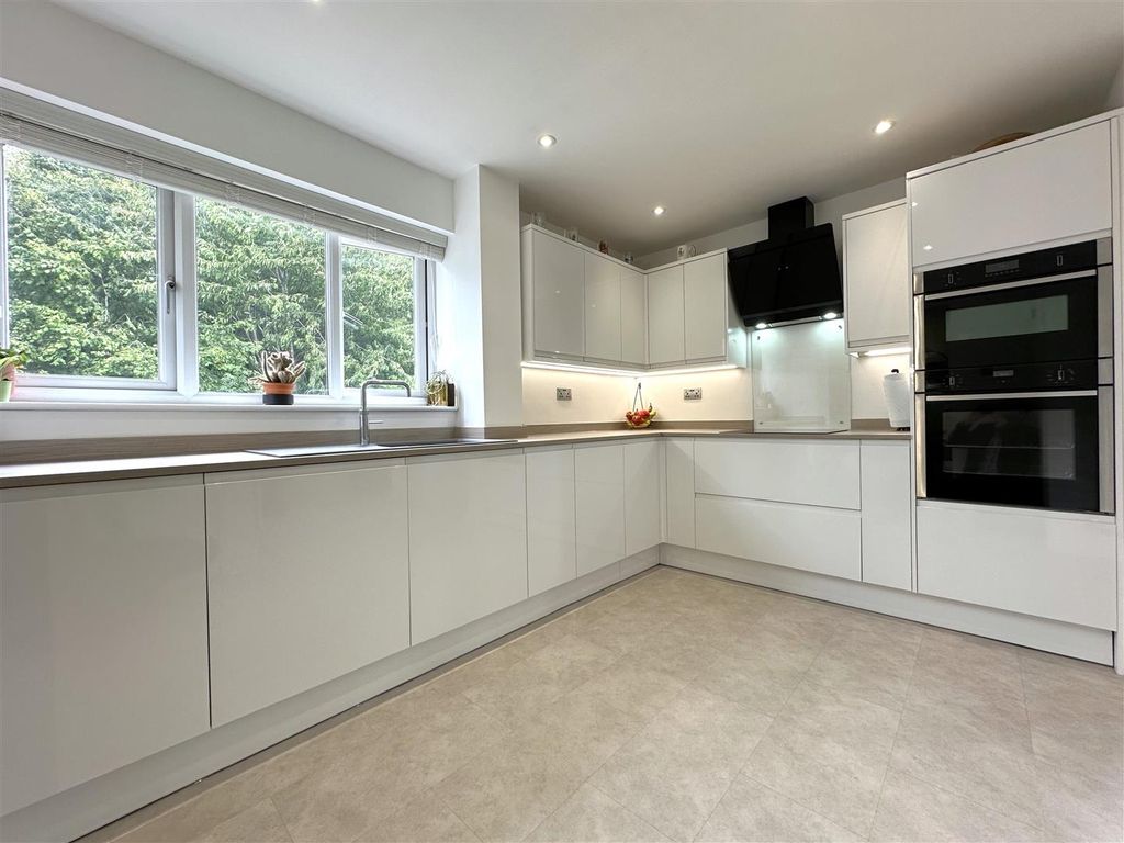 Property photo 2 of 28 Stunning Modern Kitchen 101