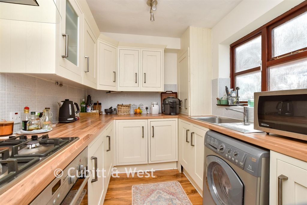 Property photo 1 of 10 Kitchen