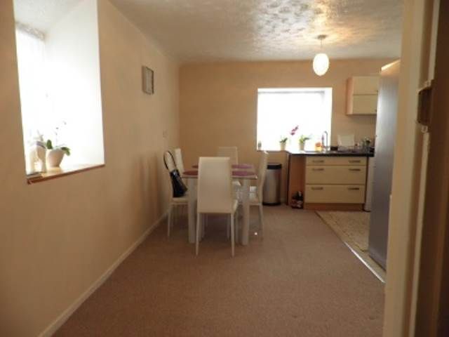 Property photo 3 of 9 Dining/Lounge Area