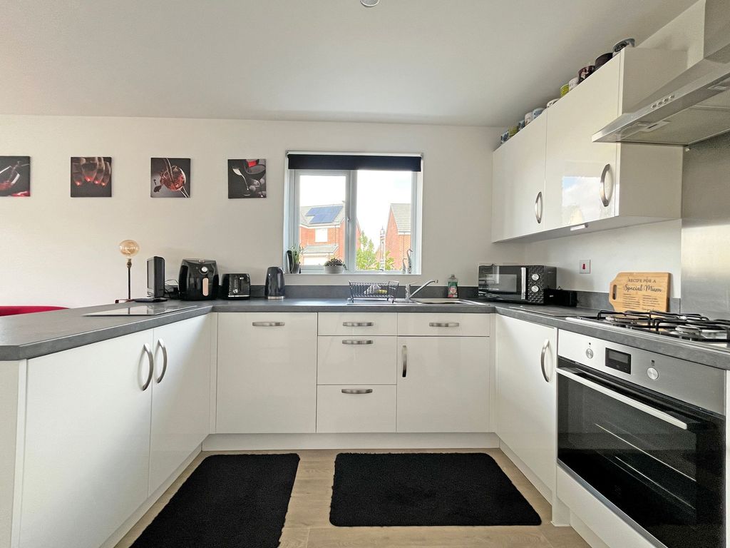 Property photo 2 of 28