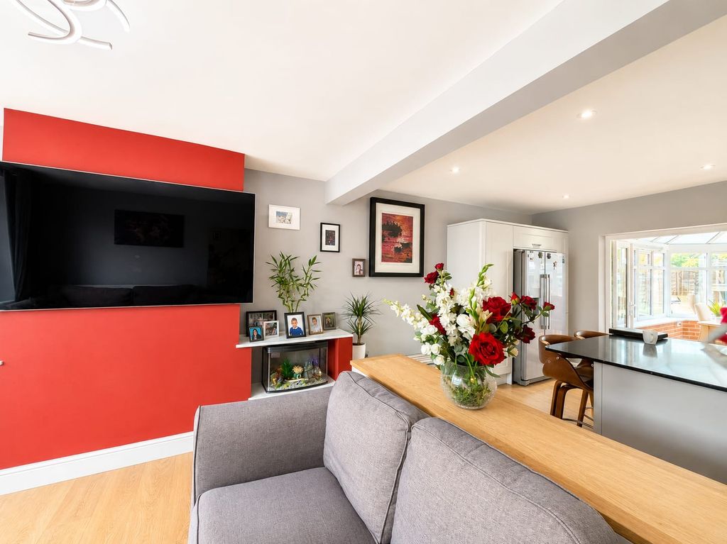 Property photo 3 of 16 Image00005