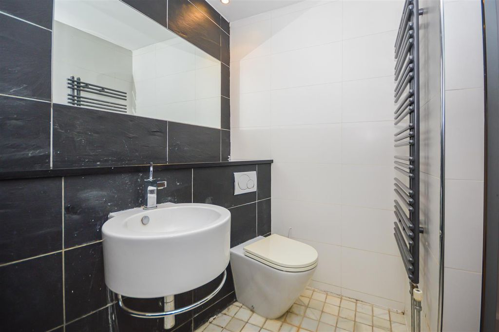 Property photo 2 of 8 En Suite