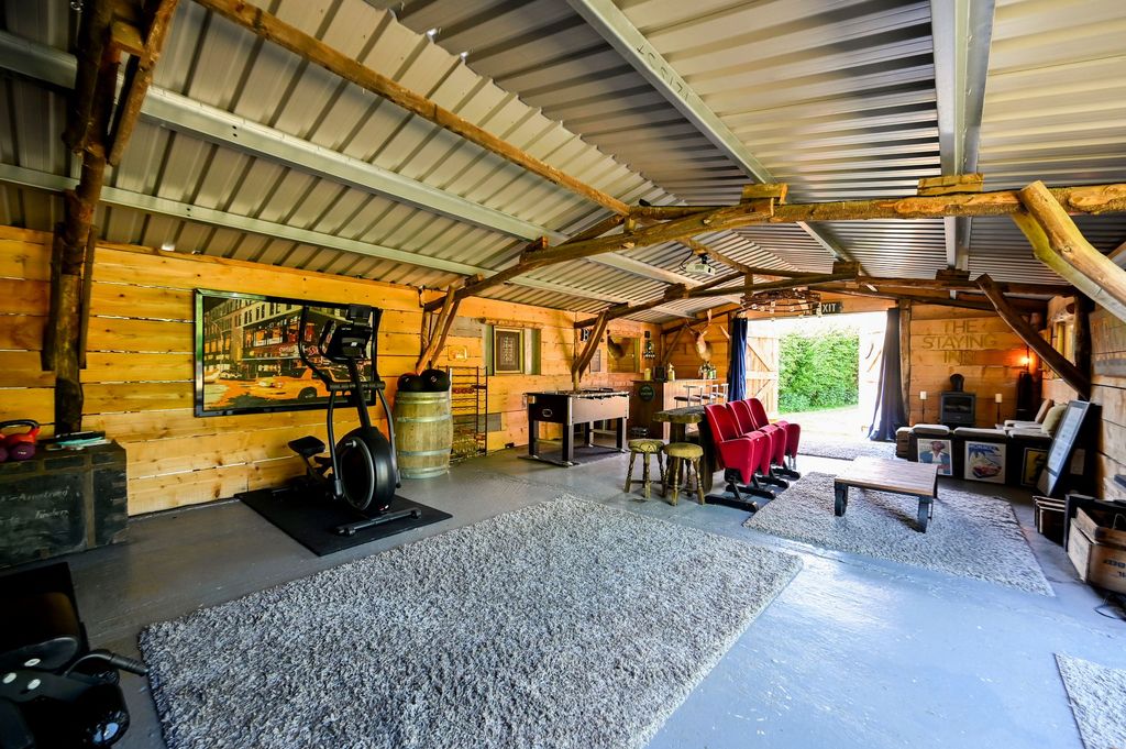 Property photo 2 of 31