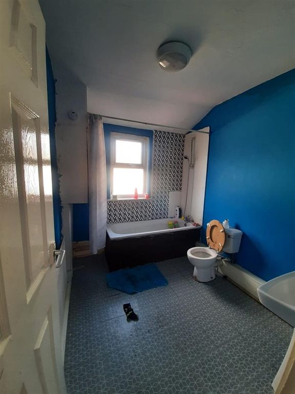 Property photo 1 of 9 Bathroom.Jpg