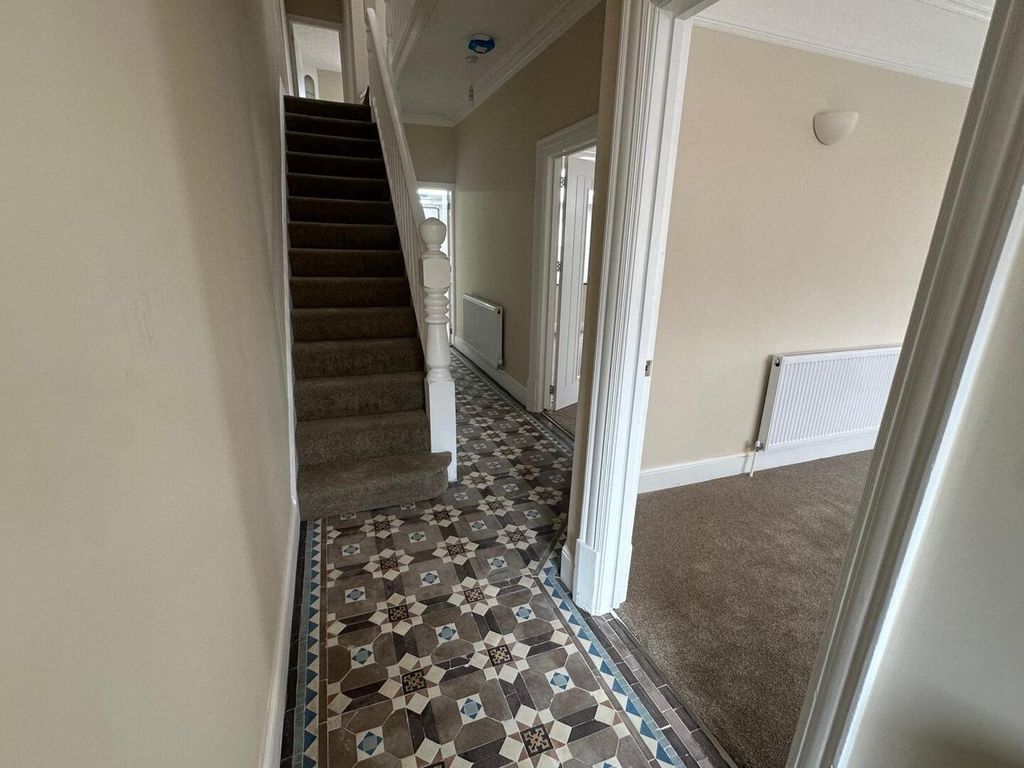 Property photo 2 of 11 Hallway
