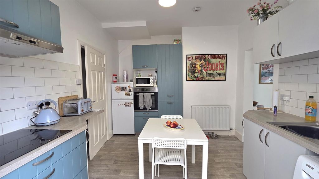 Property photo 3 of 11 Kitchen