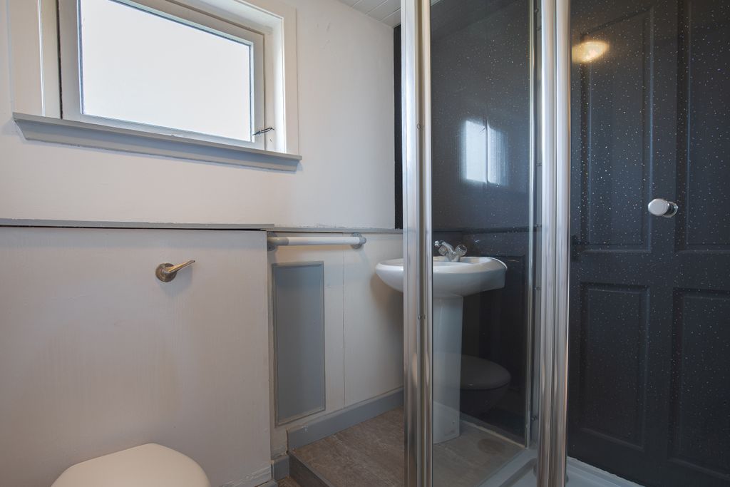 Property photo 2 of 9 Bathroom