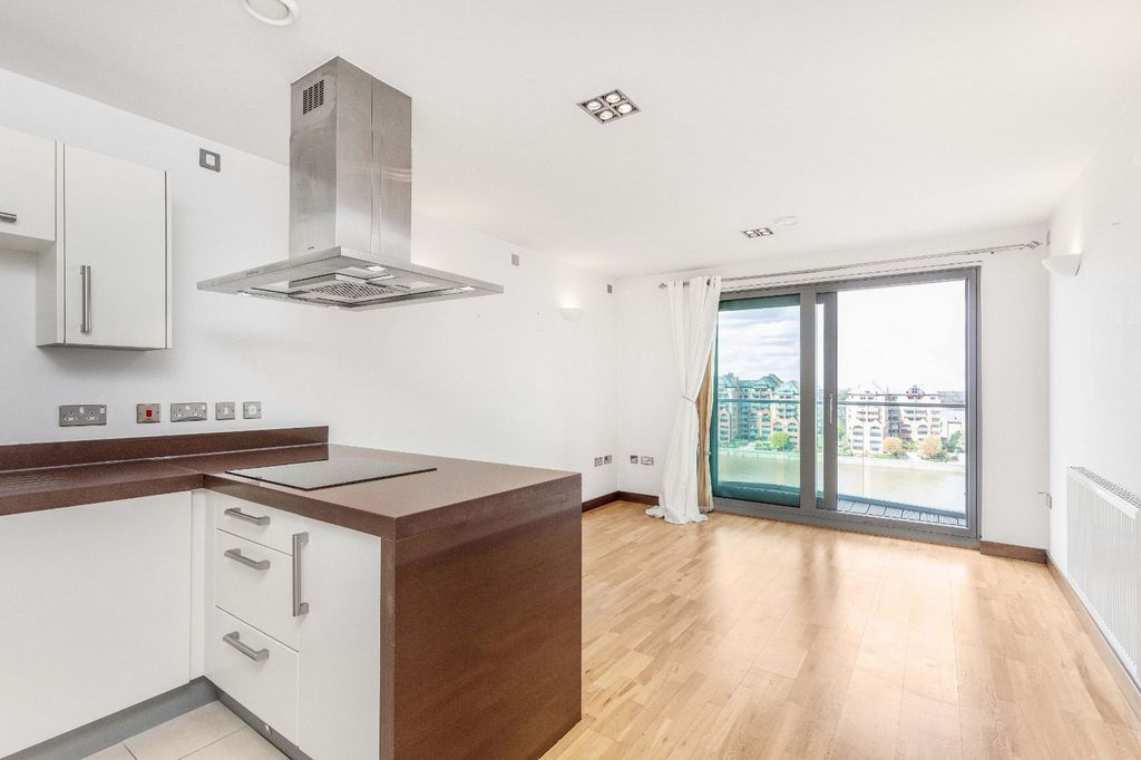 Property photo 1 of 11 Kitchen/Reception