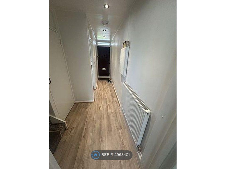 Property photo 3 of 23 Entrance Hall 2