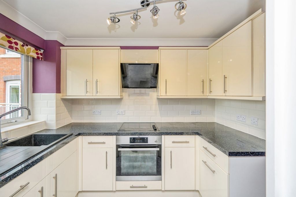 Property photo 3 of 14 Kitchen