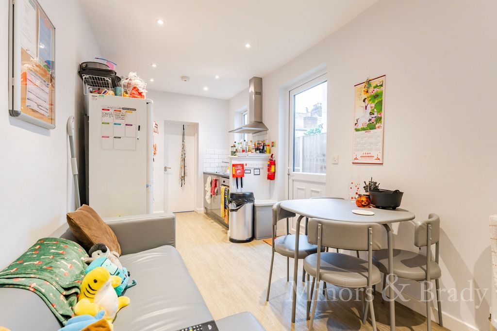 Property photo 3 of 12