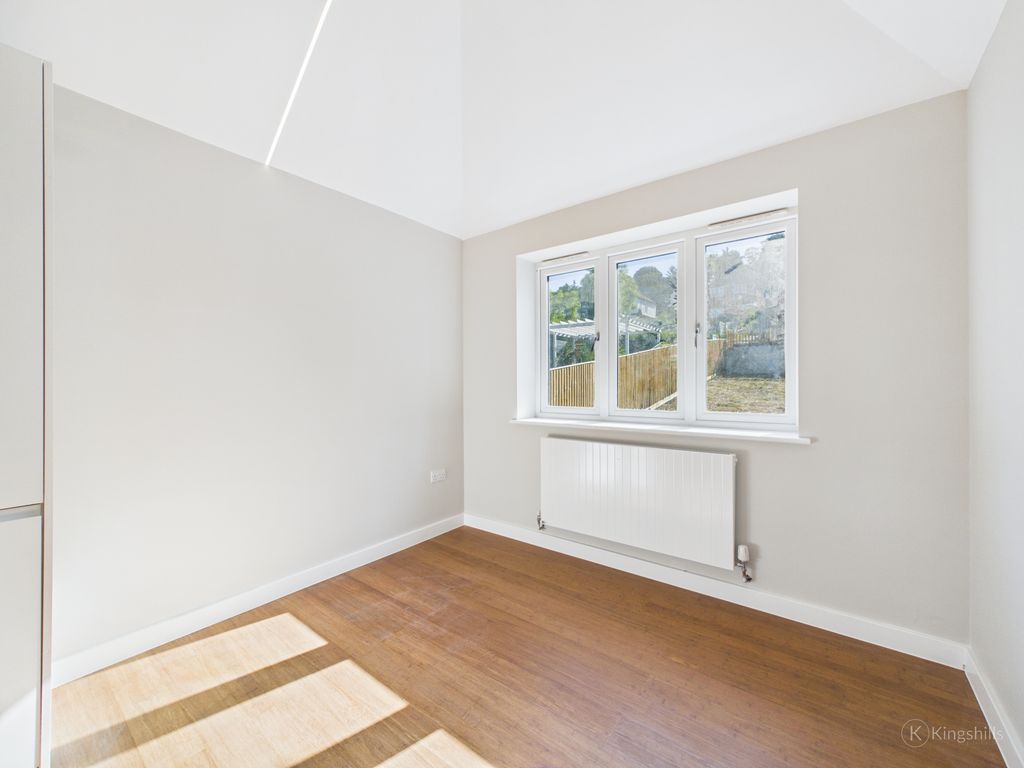 Property photo 3 of 10 Cam01920G0-Pr0160-Still004