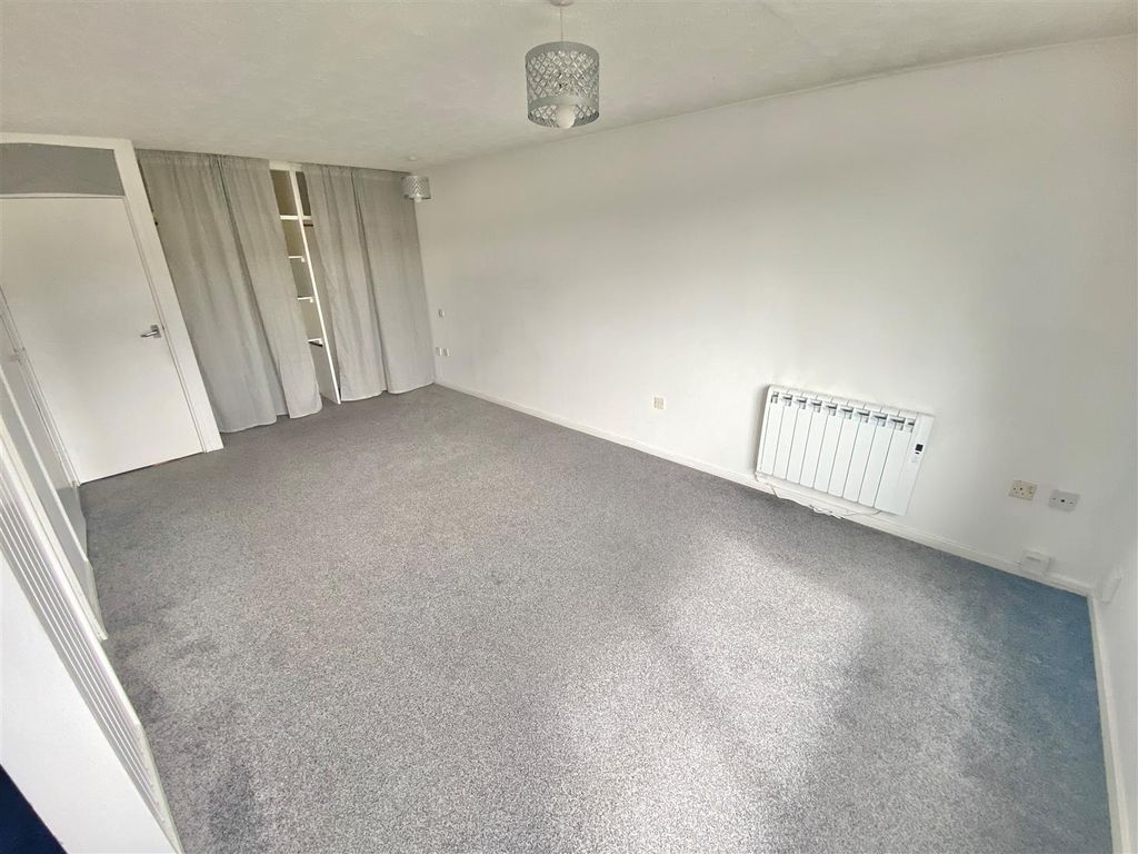 Property photo 2 of 4 Studio