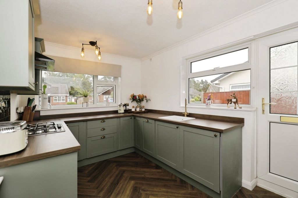 Property photo 2 of 11 Kitchen