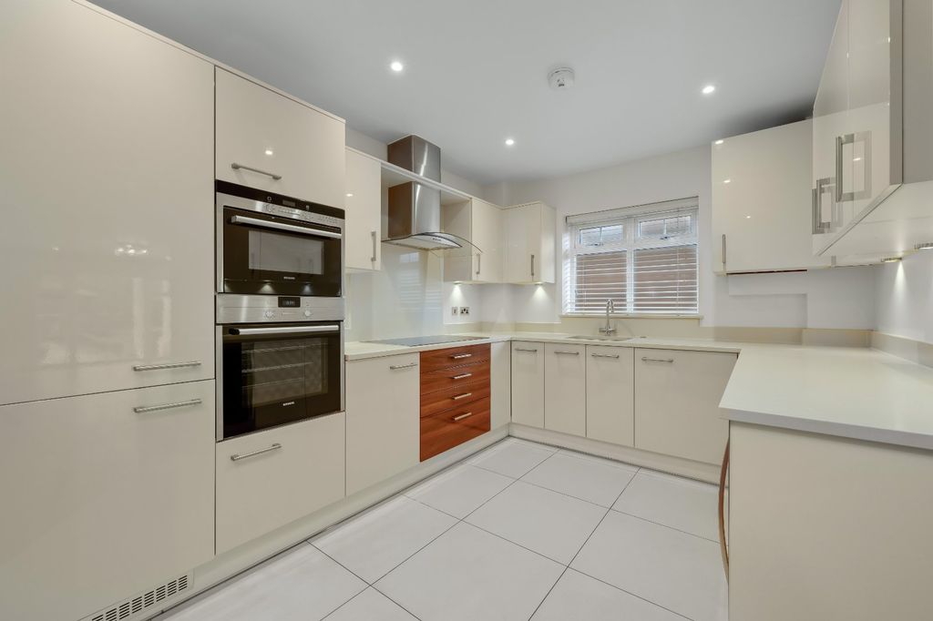 Property photo 3 of 11 Kitchen