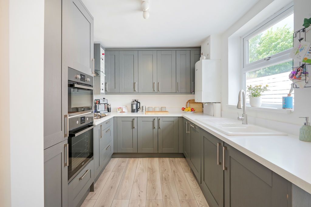 Property photo 3 of 33 Kitchen