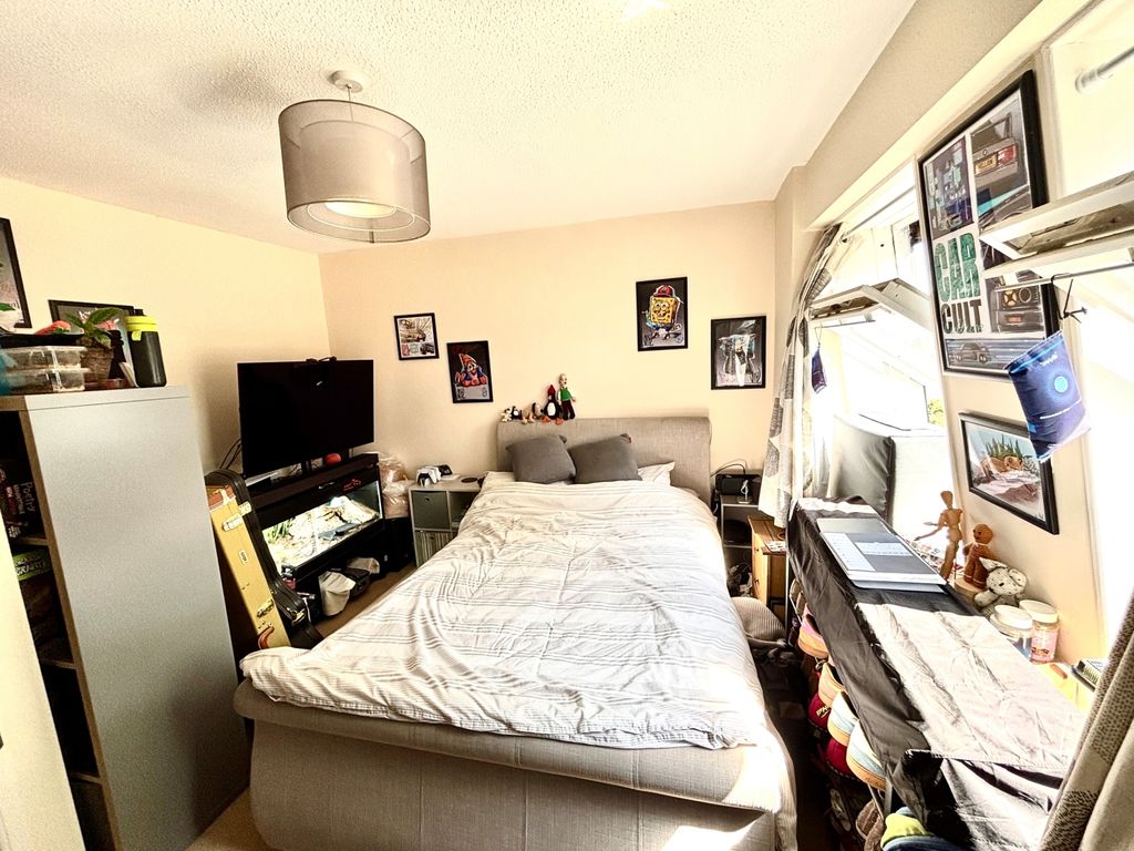 Property photo 3 of 9 Bed 1