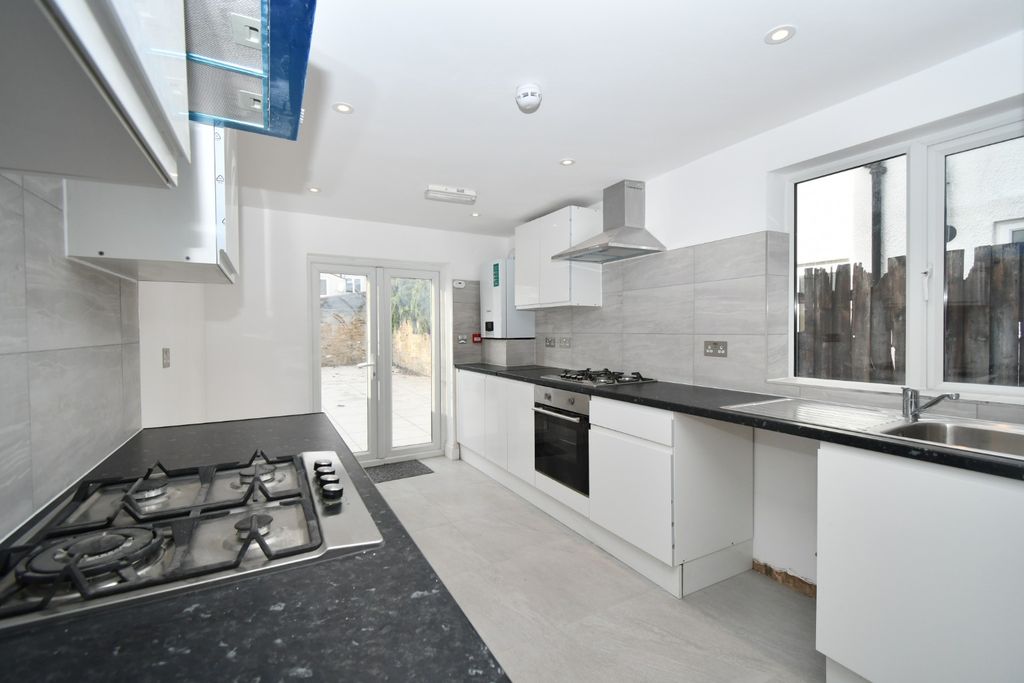 Property photo 3 of 15 4700983